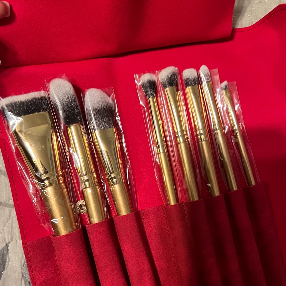 New Luxie Gold Makeup brushes in case